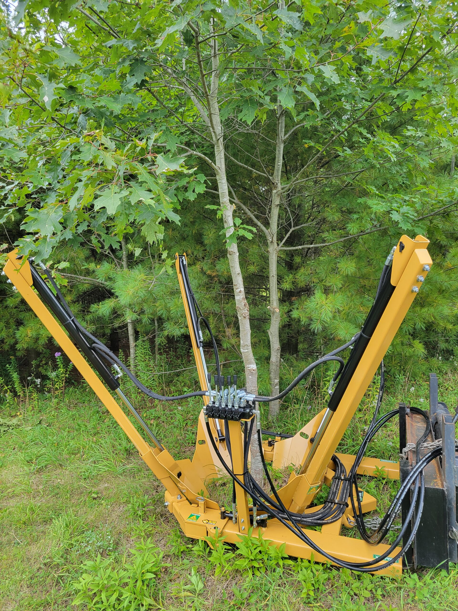 36 inch tree spade transplanting an oak tree